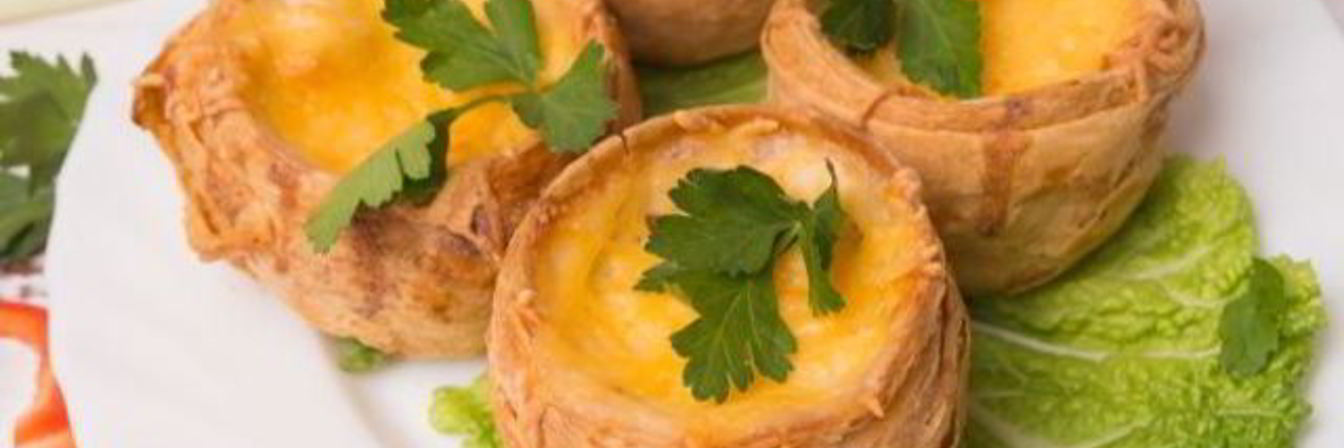 Жюльен из свежих грибов в слоеном тесте