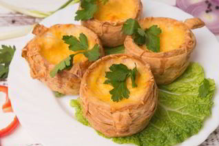 Жюльен из свежих грибов в слоеном тесте