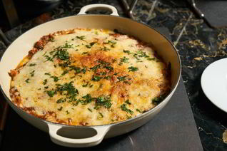 Жюльен с курицей и грибами на сковороде