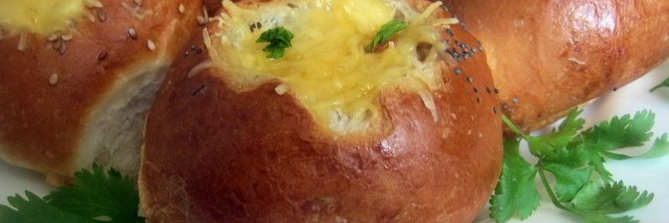 Жюльен с курицей и грибами в булочке