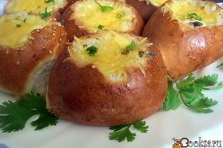 Жюльен с курицей и грибами в булочке