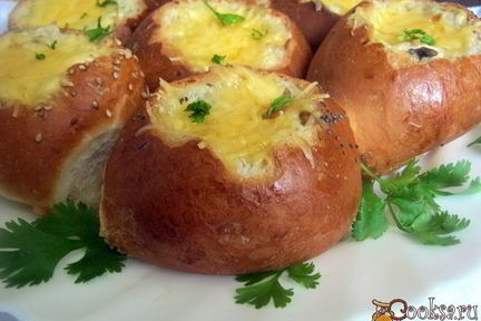 Жюльен с курицей и грибами в булочке