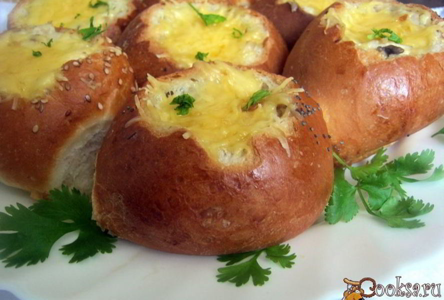 Жюльен с курицей и грибами в булочке