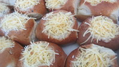 жюльен с курицей и грибами в булочке