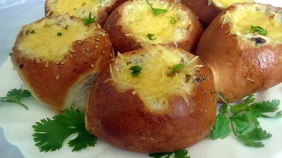 жюльен с курицей и грибами в булочке