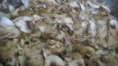 жюльен с курицей и грибами в булочке