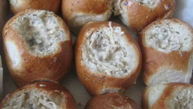 жюльен с курицей и грибами в булочке