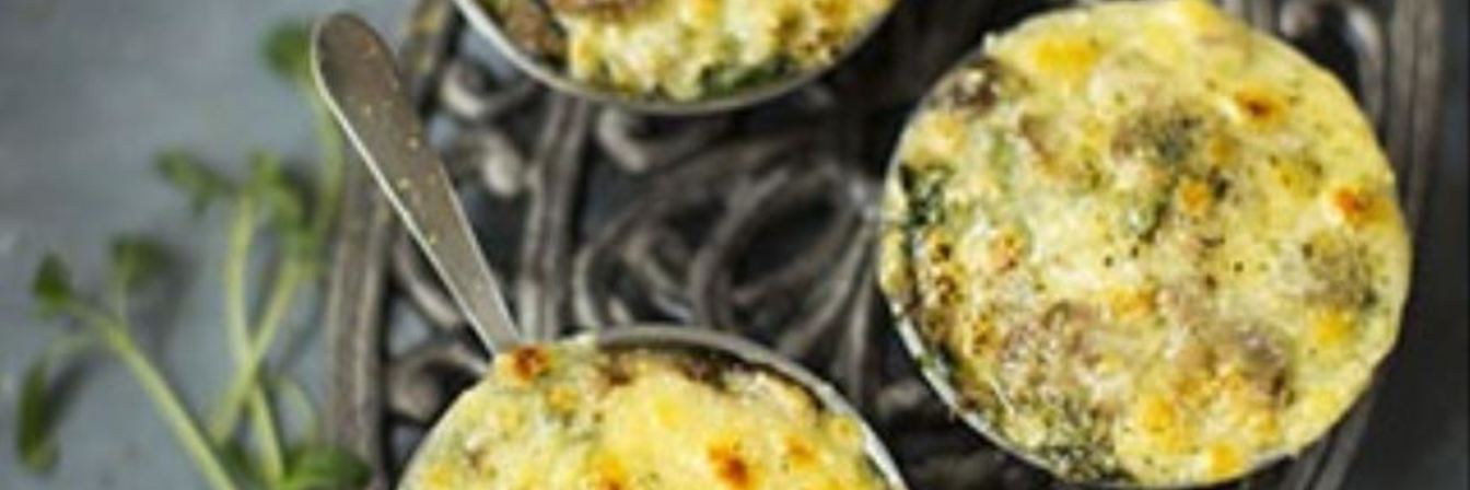 Жюльен с шампиньонами, белыми грибами и шпинатом