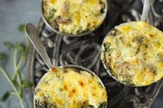 Жюльен с шампиньонами, белыми грибами и шпинатом