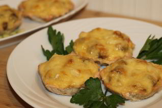 Жюльен в корзиночках из куриного филе